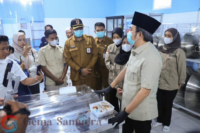 
Pastikan Program MBG Siap Dukung Gizi Anak dan Ekonomi Daerah, Gus fawaid kunjungi SPPG Curahlele 