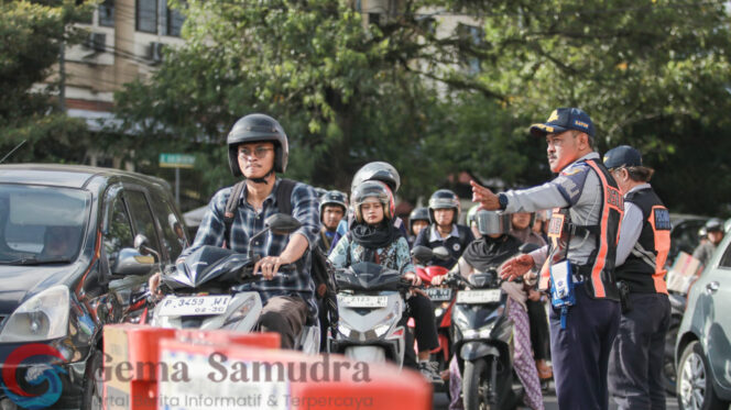 
Pada Lebaran 2026, Pemkab Jember Siapkan Pengamanan Ketat dan Perbaikan Fasilitas.
