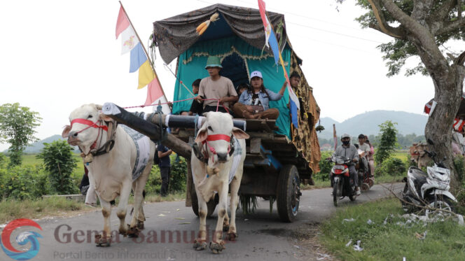 
Puluhan Pegon Hiasi Pantai Watu Ulo di Lebaran Ketupat, Menjadi Tradisi Turun temurun di Ambulu.