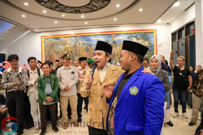 
Jiwa Aktivis Gus Fawait Hidupkan Semangat 5.000 Mahasiswa Jember, Walaupun Hujan saat memberikan sambutan.