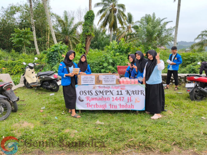 
OSIS SMP Negeri 11 Kaur Berbagi Takjil, Tanamkan Nilai Kemanusiaan Sejak Dini