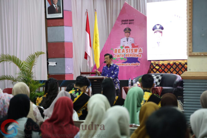 
Gus Fawait Telah Cairkan Beasiswa Ribuan Mahasiswa hingga Beri Insentif Guru Ngaji, RT/RW, dan Kader Posyandu