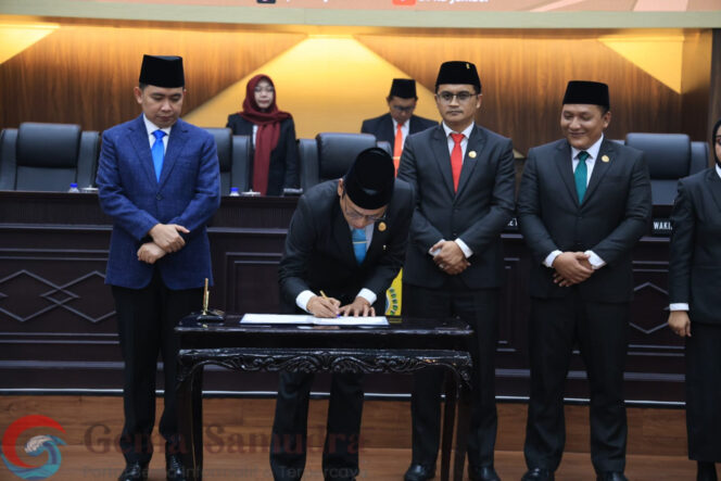 
Gus Fawait Komitmen Pacu Kinerja Ekonomi Jember saat Menerima Rekomendasi DPRD atas LKPJ 