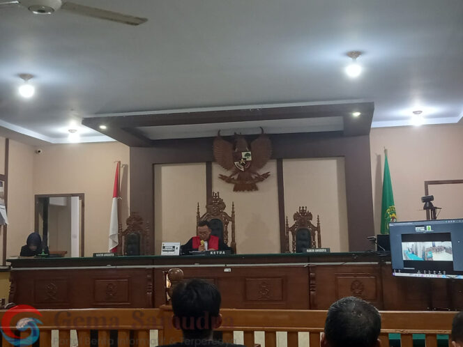 
Gugatan Praperadilan Ditolak, Massa Sujud Syukur di PN Bintuhan