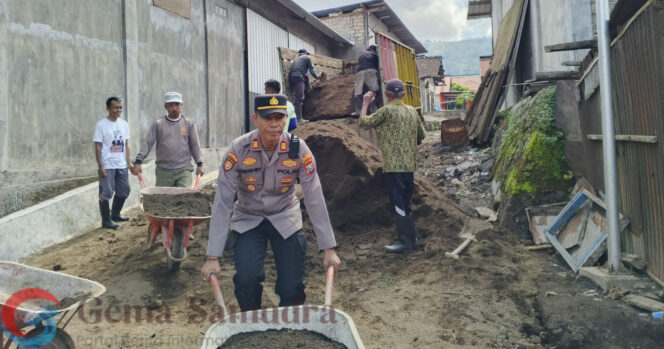 
Jalanan Rusak di Sempol Ijen diperbaiki Sinergi AkP Nisin Bersama Warga.