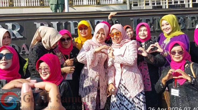 
Ning Ghyta Eka Puspita Ketua TP PKK Kabupaten Jember menghadiri Gebyar Kartini on the street yang di gelar KCBI Jember.