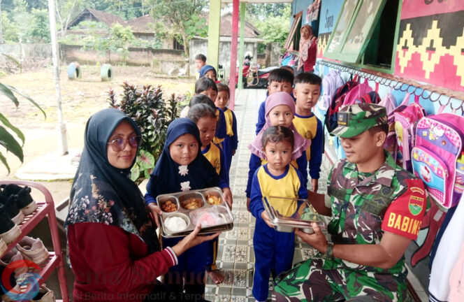 
Menuju Generasi Emas 2045, Babinsa Kodim 0429/Lamtim All Out Dampingi Distribusi MBG