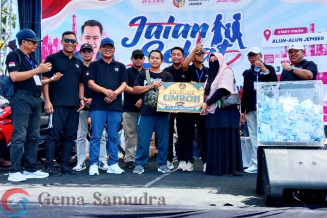 
Ribuan Warga Jember Meriahkan Jalan Sehat Hari Buruh Sedunia : Hadiah Utama Umroh.