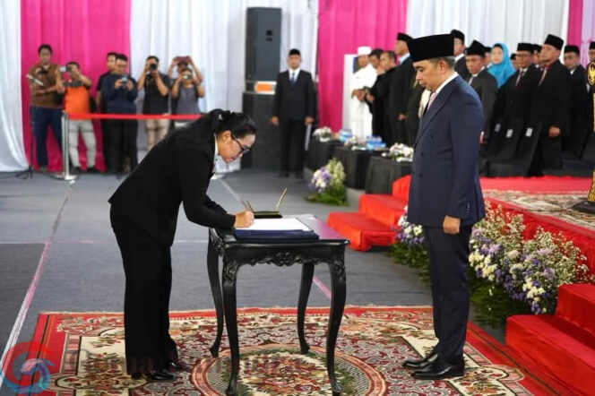
Pelantikan Terbesar, Bupati Gus Fawait Beri Waktu 6 Bulan Bagi 734 Kepala Sekolah Baru untuk Berinovasi