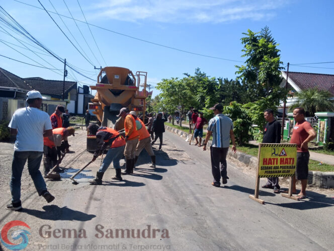 
Tanggap Darurat Dinas PUPR Tubaba Bersama Masyarakat Perbaiki Jalan Provinsi