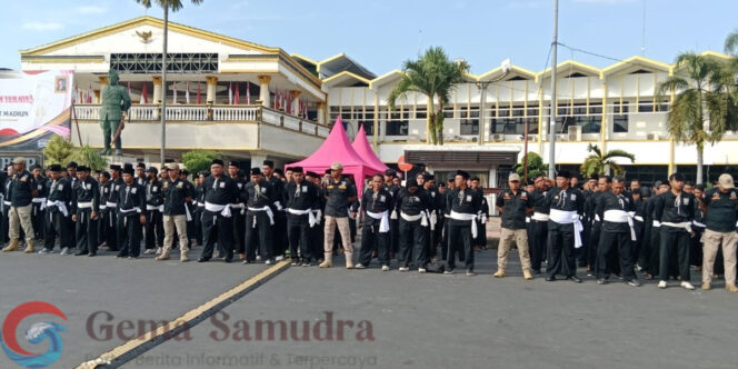 
PSHT Jember Perkuat Pengamanan Bulan Suro Bersama Forkopimda Menggelar Apel Kebangsaan.
