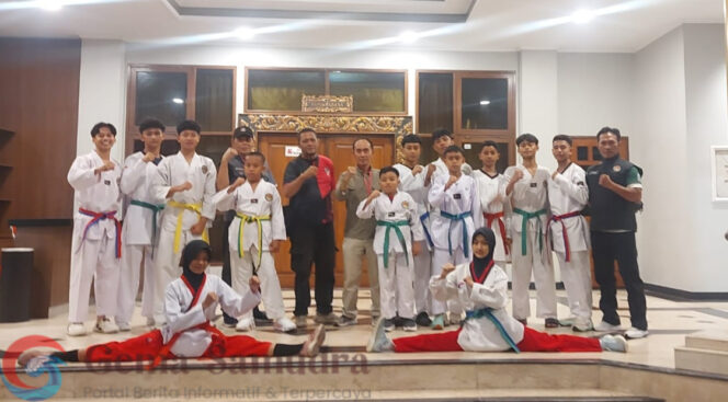 
Pelepasan Atlet Taekwondo Jember di Pendopo Kabupaten, Siap Berlaga di Kejuaraan Internasional Satria Nusantara Series III
