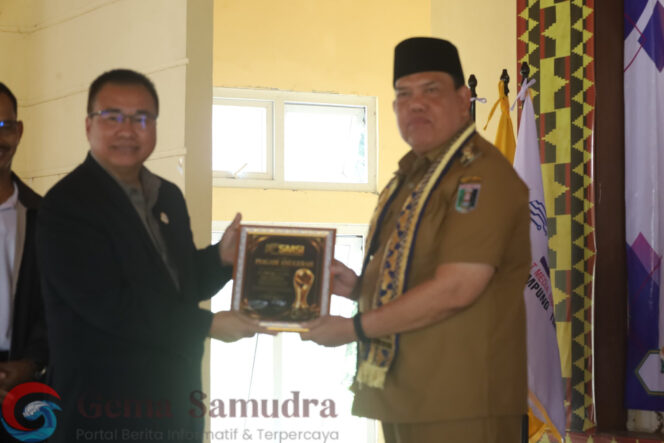 
Wabup Azwar Hadi Menerima Anugerah SMSI 2026 Katagori Tokoh Pemekaran Kabupaten Lampung Timur