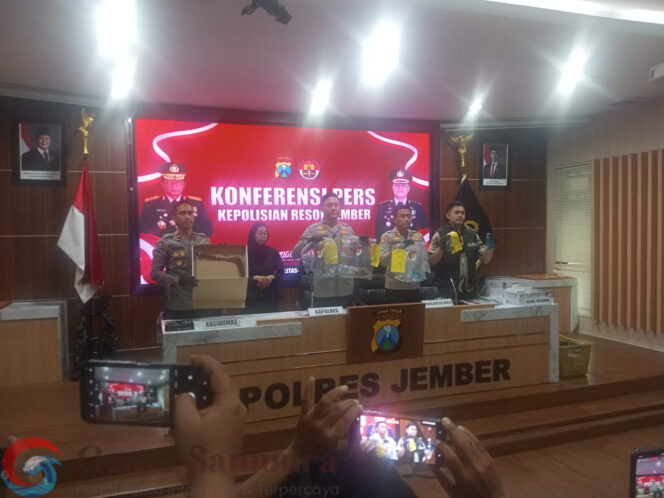 
Mapolres jember Melakukan Konferensi pers ungkap kasus curanmor. L