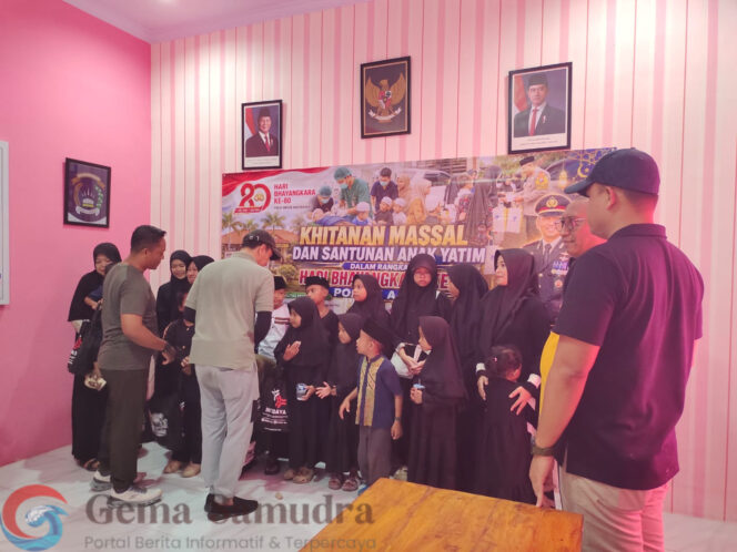 
Peringati Hari Bhayangkara ke-80, Polsek Ajung Gelar Santunan Anak Yatim dan Khitan Massal