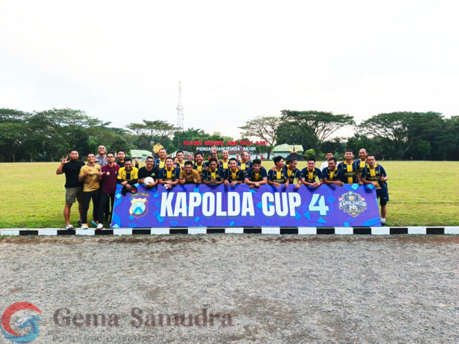 
Tim Sepak Bola Polres Jember Lolos ke Babak 16 Besar Kapolda Cup 4, Kapolres Berikan Apresiasi