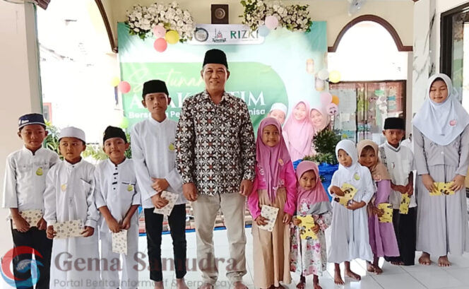 
Dengan Tema ” Berbagi Ceria Meraih Taqwa” Pengajian Khoirunnisa Pondok Gede Permai Berbagi Santunan 60 Anak Yatim.