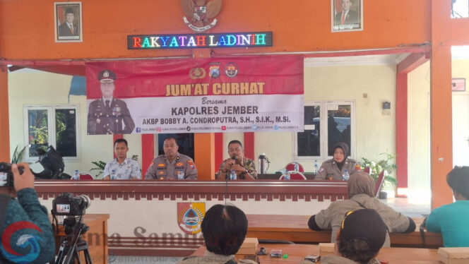 
Polres Jember Gelar Jumat Curhat di Desa Wirowongso, Warga Sampaikan Aspirasi Soal SIM, Samsat hingga Keamanan