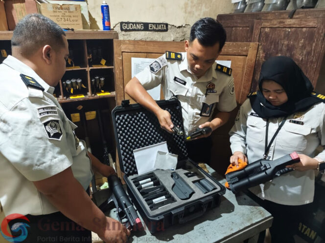 
Lapas Kelas IIA Jember Laksanakan Pemeliharaan dan Perawatan Senjata Api