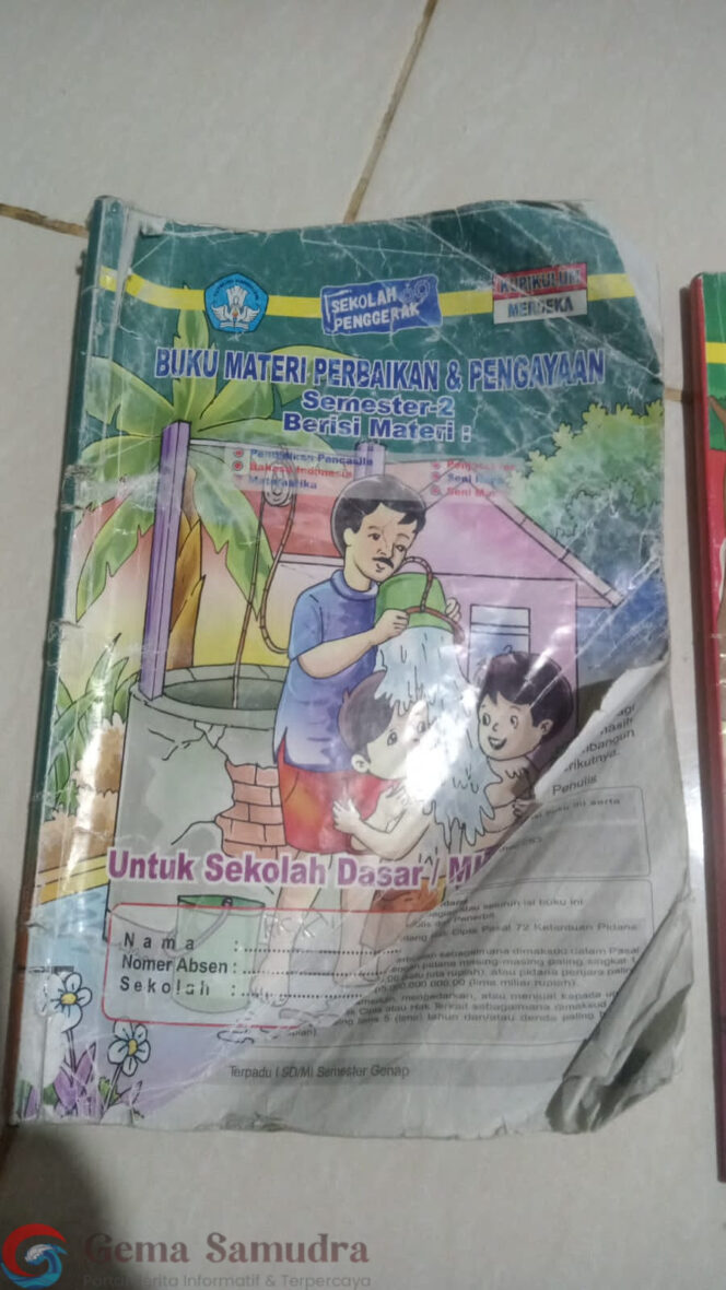 
Oknum Tenaga Pendidik Di SDN 4 Lambu Kibang Tubaba Jual Buku LKS Ke Muridnya