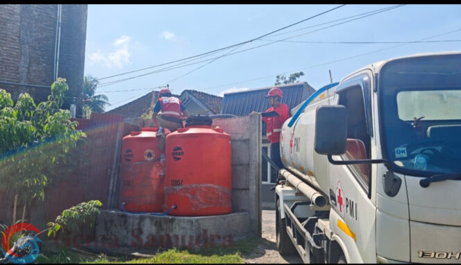 
Kelurahan Antirogo Mendapatkan distribusi air bersih perdana oleh PMI Jember 