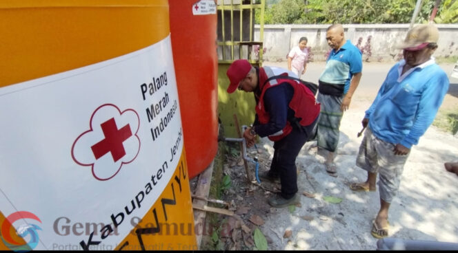 
PMI Jember pasang dua tandon di lokasi terdampak kekeringan, meluas hingga Kawasan kota
