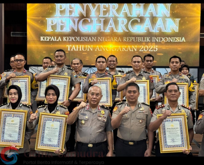 
Bukti Komitmen Hadirkan Layanan Terbaik untuk Masyarakat,Polres Jember Raih Predikat Pelayanan Prima (A)