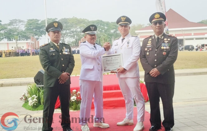 
Penghargaan Desa Tertib Administrasi dari Muspika Ajung diberikan kepada Pemdes Wirowongso 