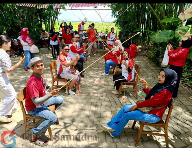
Polsek Ajung Semarakkan HUT RI ke-81 dengan Lomba Agustusan Jember, WARTA RAKYAT.com – Dalam rangka memperingati Hari Ulang Tahun (HUT) Kemerdekaan Republik Indonesia ke-81, Polsek Ajung menggelar berbagai kegiatan lomba Agustusan yang diikuti keluarga besar Polsek Ajung. Kegiatan tersebut mengusung semangat “Bersatu Berdaulat, Rakyat Sejahtera, Indonesia Maju” serta menjadi momentum untuk mempererat kebersamaan dan kekeluargaan di lingkungan Polsek Ajung. Lomba dilaksanakan di Latar Ijo pada Selasa, 25 Agustus 2025, mulai pukul 08.00 WIB hingga selesai. Seluruh keluarga besar Polsek Ajung diharapkan hadir dan berpartisipasi dalam kegiatan tersebut dengan mengenakan dress code merah putih. Beragam perlombaan disiapkan untuk memeriahkan suasana, di antaranya estafet kardus, lomba makan kerupuk untuk anak-anak dan orang tua, serta lomba kempit balon. Tidak hanya menjadi hiburan, kegiatan tersebut juga menjadi sarana memperkuat rasa kebersamaan, kekompakan, dan semangat nasionalisme keluarga besar Polsek Ajung. Dengan semangat kemerdekaan, seluruh peserta diajak untuk menyatukan langkah, mempererat kebersamaan, dan merayakan kemerdekaan melalui kegiatan yang penuh keceriaan. Kegiatan lomba Agustusan tersebut berlangsung dalam suasana meriah dan penuh keakraban sebagai bagian dari perayaan HUT Kemerdekaan RI ke-81.